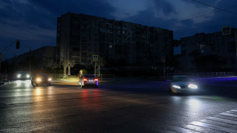 Топливный дефицит охватил почти всю страну: в ряде регионов урезают автобусные рейсы и повышают тарифы, переработка нефти и выпуск бензина значительно сократились, власти ввели ограничения на продажи и ищут поставки за рубежом.