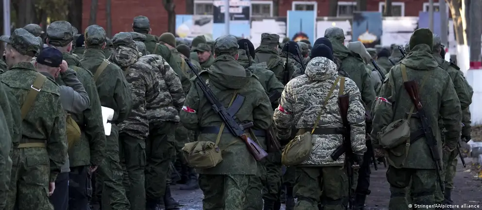 Обсуждения о возможном расширении мобилизации в РФ идут уже несколько месяцев: есть признаки проблем с набором контрактников и отток граждан, но власти публично это отрицают. Эксперты считают исход решения неопределённым.