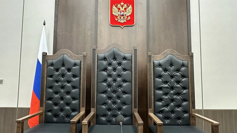 Правительственная комиссия поддержала законопроект, который смягчает требования к образованию для ряда должностей в судах: секретарей заседаний, консультантов и специалистов аппаратов разных инстанций.