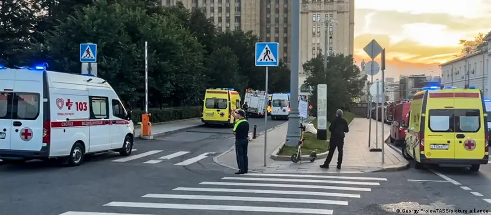 В центре Москвы прогремел взрыв у входа в ресторан: несколько человек погибли, есть тяжело раненые. Следствие рассматривает версию покушения на главкома ВКС Александра Чайко; мэр назвал событие терактом.
