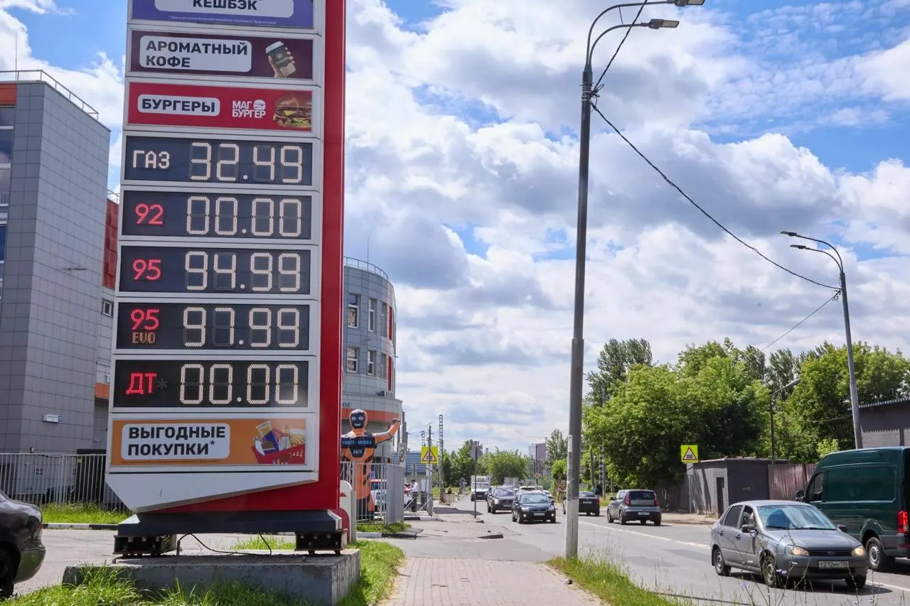С начала кризиса антимонопольный орган предъявил претензии как минимум к 70 продавцам топлива; масштабы расследований растут: к середине года зафиксировано 15 дел и 38 предупреждений, к осени — 55 дел и 83 предупреждения. В отдельных регионах цены на бензин и дизель подскочили заметно, например в Калмыкии АИ-92 подорожал более чем на 50%.
