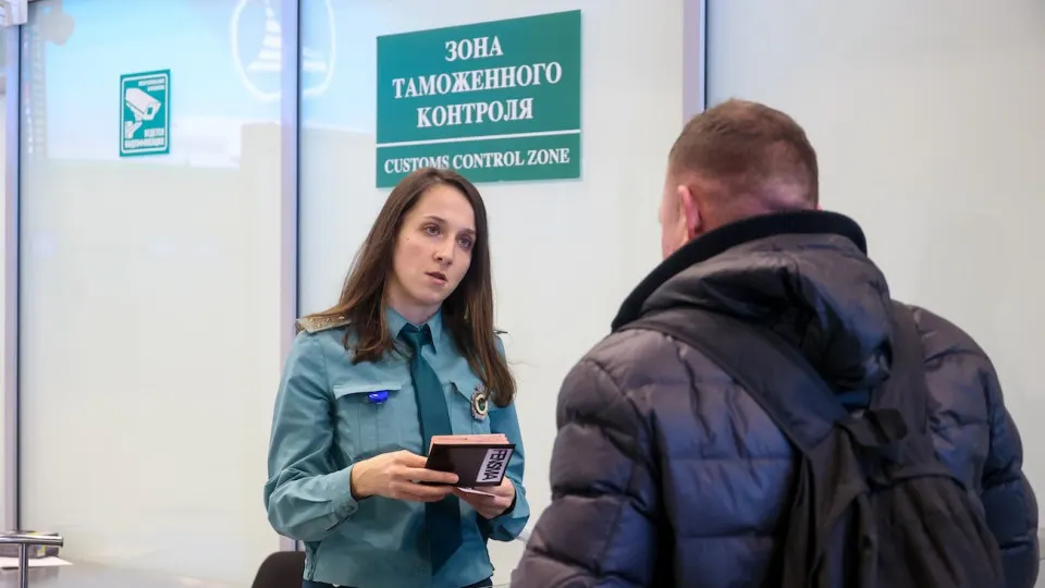 Указ ужесточает правила вывоза золота и наличных: запрет на вывоз более 100 граммов драгметалла в слитках и лимиты наличных свыше эквивалента $10 тысяч, а также усиление контроля за валютой.