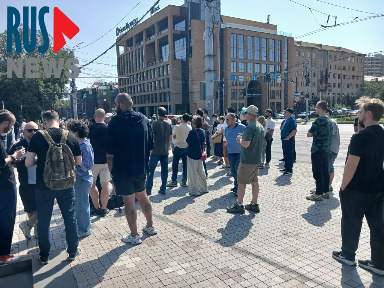 Утреннее голосование у дипломатического представительства России в Ереване сопровождалось длинной очередью: к участку подошли россияне, в очереди — туристы, активисты и правозащитники; рядом проходил митинг.