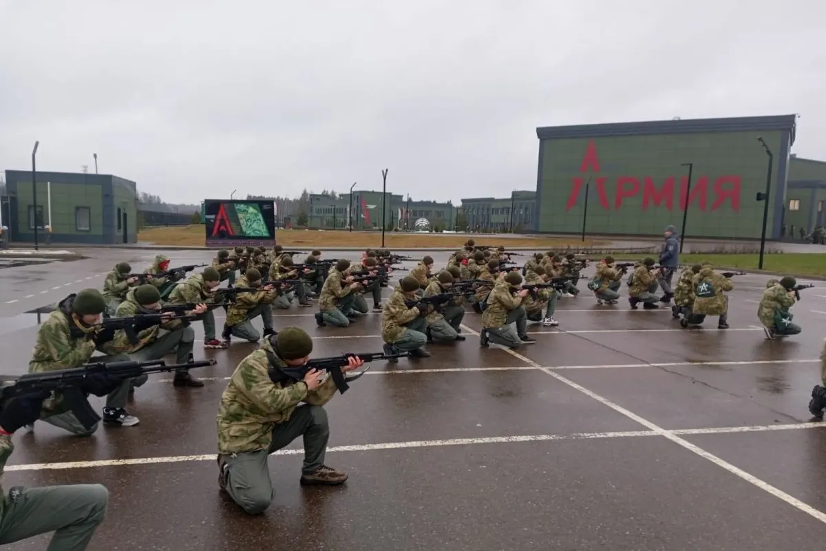 Из бюджета направили как минимум 50 млрд рублей на создание и содержание центров обязательных военных сборов для школьников по всей стране — большая часть средств ушла на сети «Авангард» и «Воин».