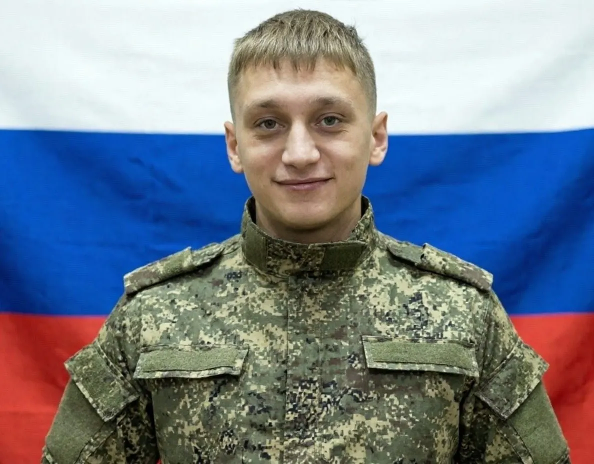23‑летний Валерий Аверин заключил контракт в январе 2026 года, прошёл обучение оператору БПЛА и погиб в апреле. По словам родственников, это первый известный случай гибели студента, привлечённого по новой кампании вербовки в войска беспилотных систем.