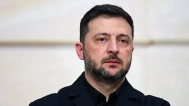 Президент Украины заявил, что российские войска продолжают активные боевые действия несмотря на объявленные паузы: сотни штурмов, обстрелов и почти десять тысяч ударов дронами. Власти Украины обещают зеркальную реакцию в случае эскалации.