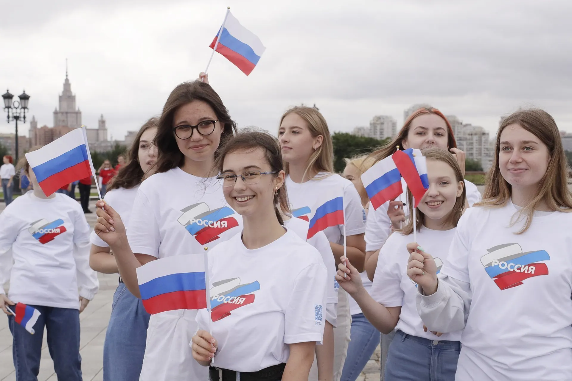 Финансирование федеральных программ по патриотическому воспитанию возрастает до сотен миллиардов рублей, одновременно вводится набор показателей эффективности. Эксперты предупреждают, что методы мониторинга и подсчёта существенно искажают реальную картину.