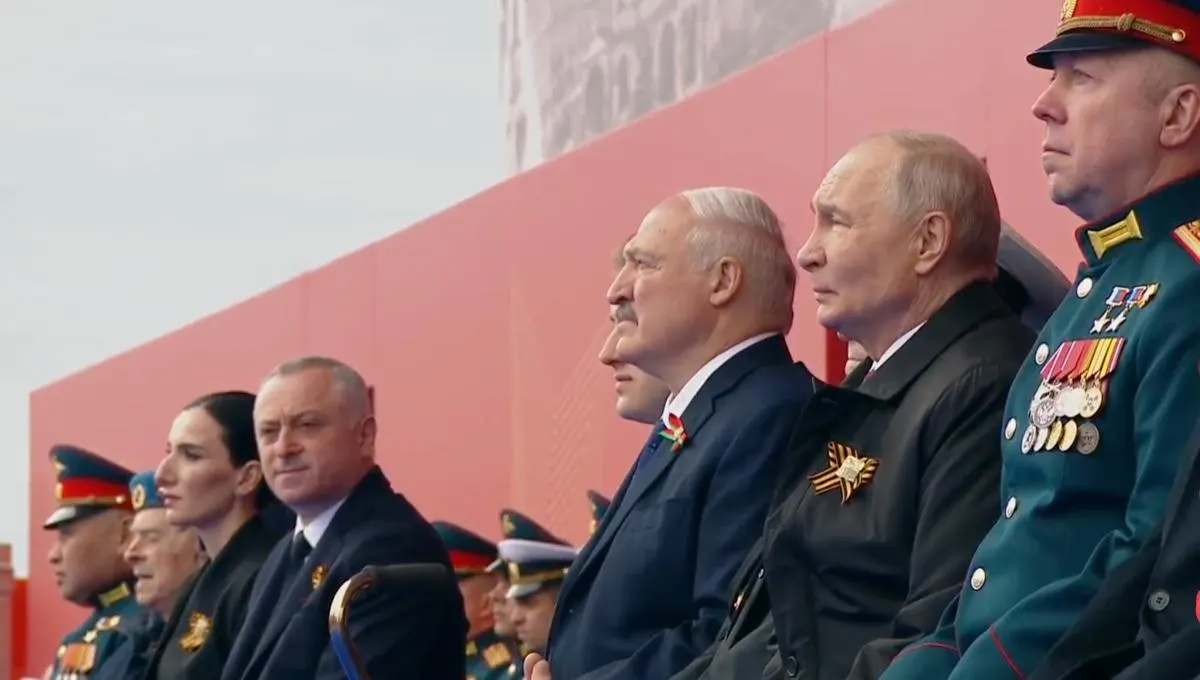 Во время парада Победы президент подчеркнул священный характер праздника, отметил вклад советского народа в разгром нацизма и сравнил подвиг поколения победителей с подвигом участников нынешней специальной военной операции. На трибуне рядом с главой страны впервые разместили участника СВО рядом с ветераном Великой Отечественной войны.