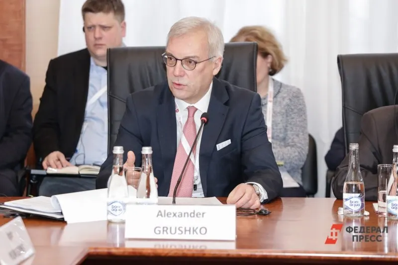 Замминистра МИД Александр Грушко предупредил, что любые попытки НАТО блокировать или применить силу против Калининградской области приведут к серьёзным последствиям; он также отметил рост военной активности в регионе.