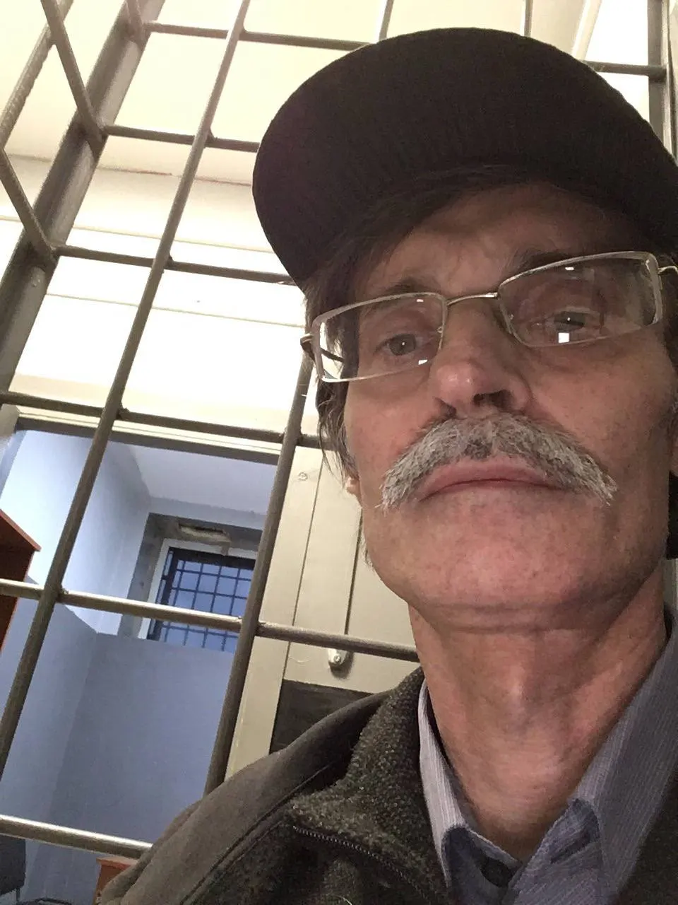 Петрозаводский суд оштрафовал Дмитрия Рыбакова по статье о демонстрации экстремистской символики за три поста 2020 года, которых нет на его странице; соратники считают, что решение помешает ему участвовать в осенних выборах.