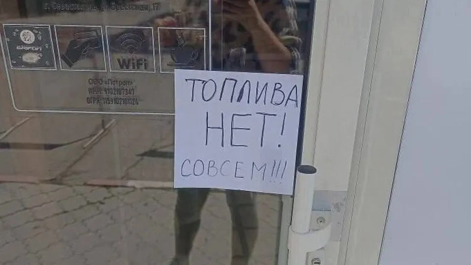 С 31 мая в Крыму начинают выдавать талоны на бензин АИ‑95 и ограничивают розничную продажу АИ‑92 до 20 литров на автомобиль. Власти объясняют меры перебоями в поставках после ударов по НПЗ и нарушением сухопутного коридора.