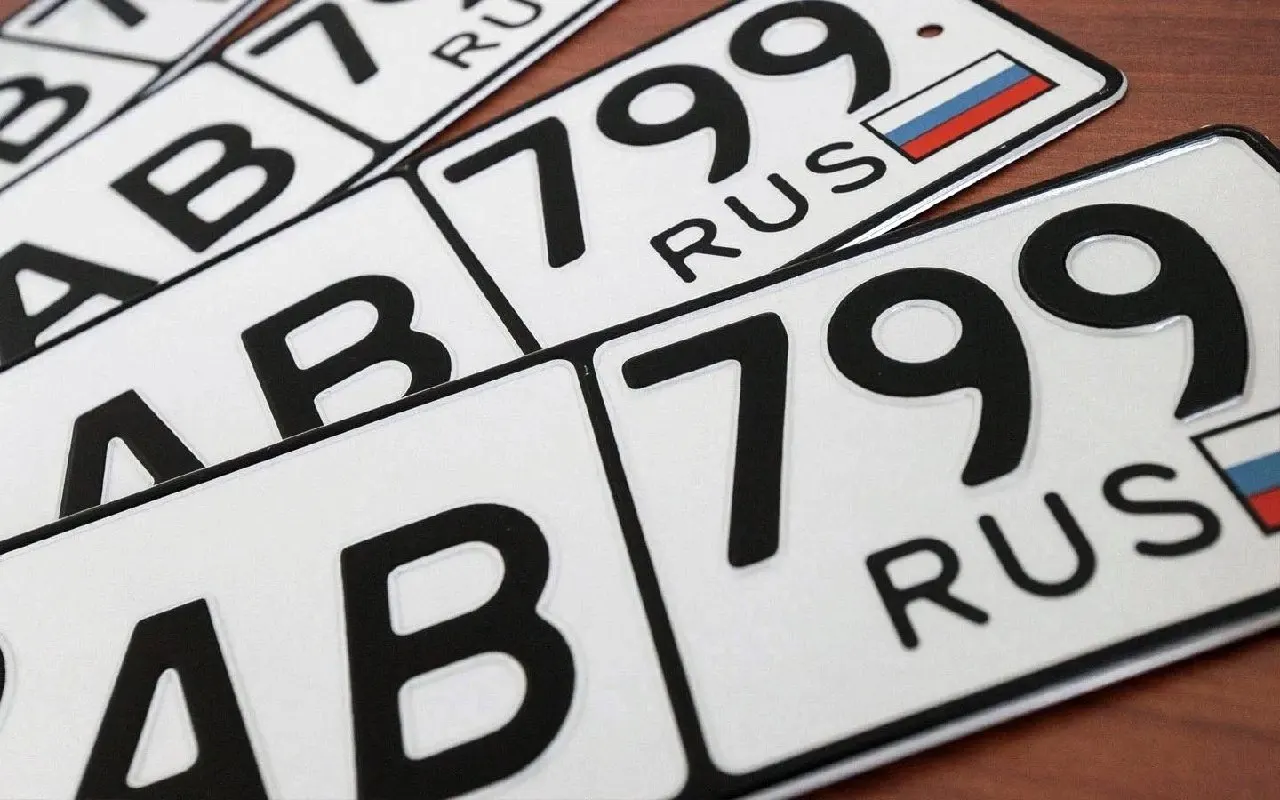 Обновлённый проект позволяет резервировать уникальные и индивидуальные госномера, вводит дополнительную плату и запрет на перепродажу на три года; вступление предложено с июля 2027 года.