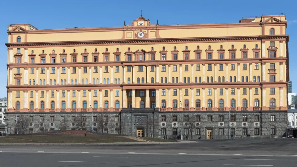 Руководитель Погранслужбы ФСБ заявил, что действия Финляндии и Эстонии — инженерные заграждения и попытки изменить разграничение водных пространств — нарушают договоры и создают риски на западных рубежах России; ведомство готовится к разным сценариям развития событий.