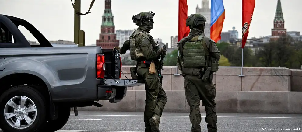 Власти отказались от участия зарубежных корреспондентов в параде на Красной площади; при этом торжества пройдут в сокращённом формате без военной техники и массовых мероприятий в ряде регионов из‑за угрозы атак.
