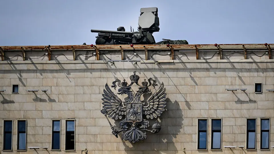 Российские средства ПВО концентраются вокруг столицы ради парада 9 мая, что, по оценкам украинского командования беспилотников, оставляет ослабленные регионы уязвимыми. Возможные цели — военные объекты и объекты энергетической инфраструктуры.