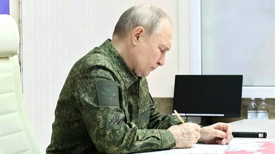 Разведчики и военные в Европе пересматривают сроки возможной эскалации со стороны России. На фоне ударов дронами, экономического давления и новых законов, позволяющих применять вооружённые силы за границей «для защиты граждан», растёт опасность провокаций и локальных операций у границ НАТО.