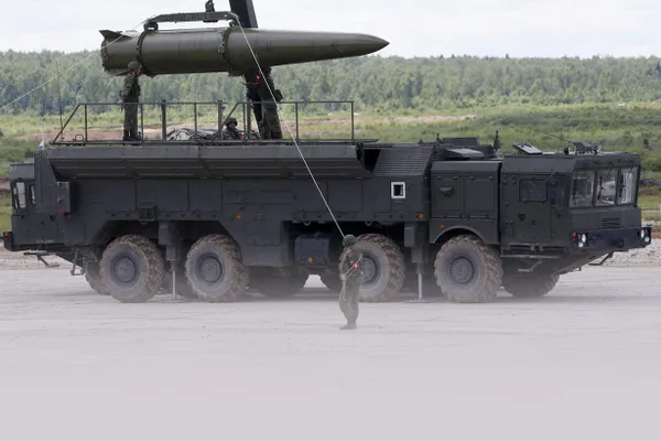 Военное ведомство сообщило, что военные в ходе ядерных учений перевезли и разгрузили боеприпасы в полевых пунктах ракетной бригады в Белоруссии; на опубликованном видео виден комплекс «Искандер».