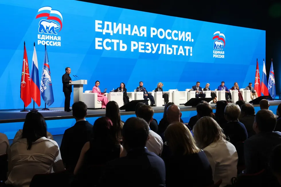 Политблок АП рекомендовал государственным и лояльным СМИ реже использовать в заголовках слово «запрет», смещать риторику и выделять позитивные инициативы партии власти на фоне предстоящих выборов.