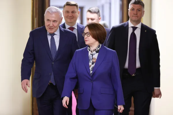Чиновники и банкиры обсуждают Максима Орешкина, Петра Фрадкова и Андрея Костина как возможных преемников Эльвиры Набиуллиной; окончательное решение остаётся за президентом, а сама Набиуллина, по сведениям, намерена отработать срок до 24 июня 2027 года.