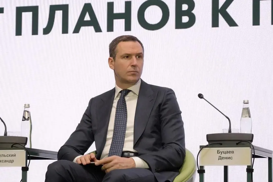 Буцаев подозревается в хищениях из средств Российского экологического оператора — по делу ведётся розыск, он, по имеющейся информации, находится за границей.