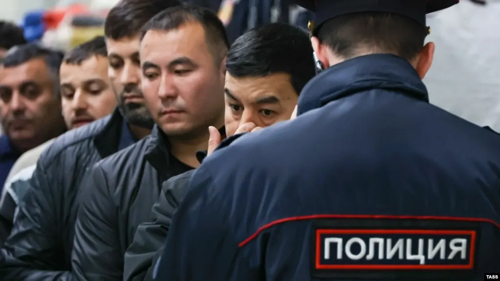 Депутаты одобрили в первом чтении законопроект, который расширяет основания для административного выдворения иностранцев и лиц без гражданства — список нарушений может вырасти до 58 позиций.
