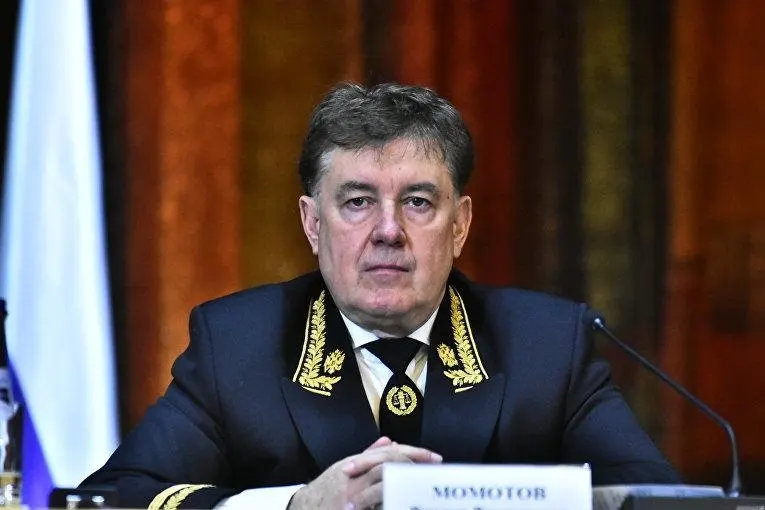 Высшая квалификационная коллегия судей отозвала статус судьи в отставке у Виктора Момотова за нарушение антикоррупционного законодательства. Это лишает его неприкосновенности и открывает путь к возможному уголовному преследованию и аресту.