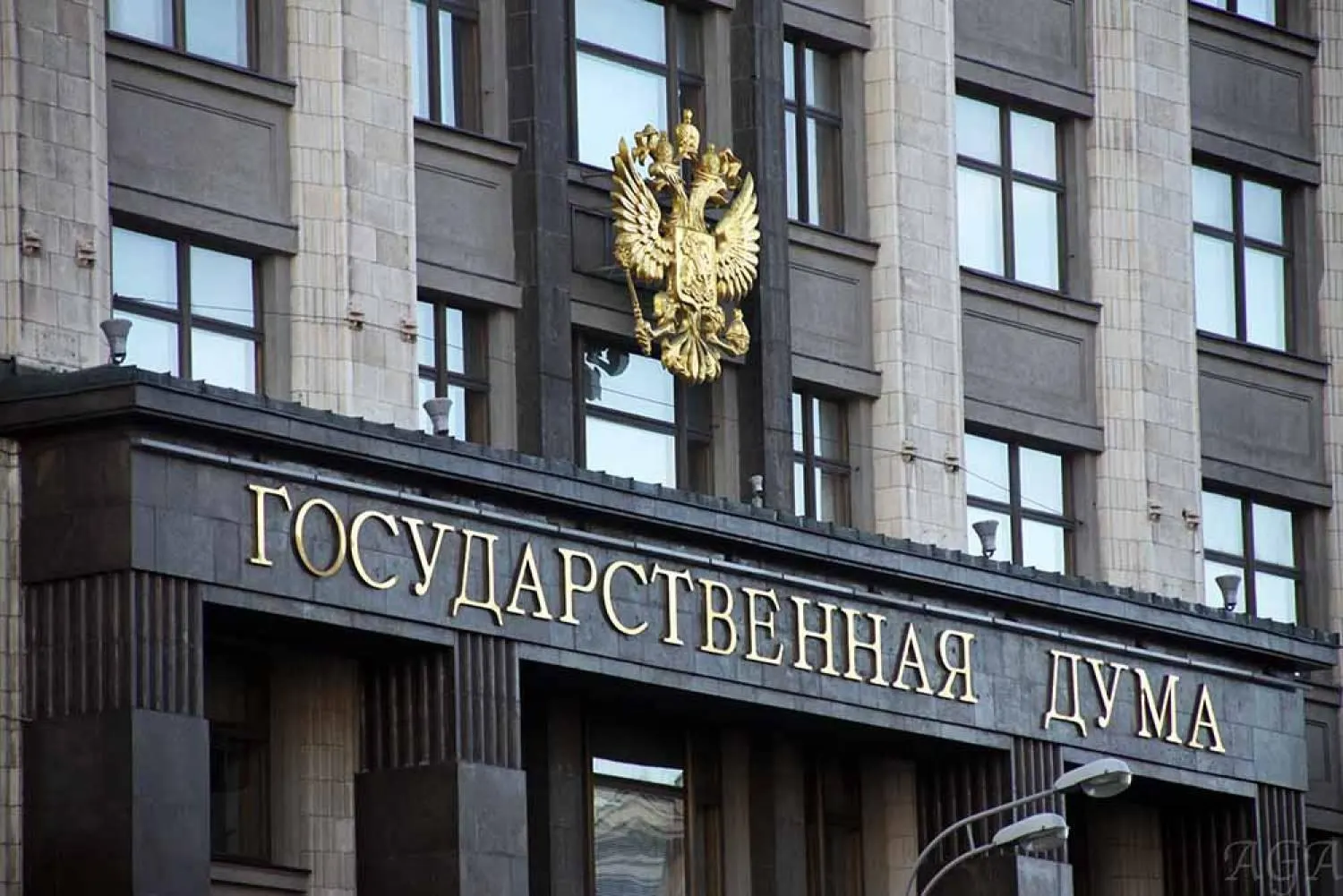 Новые поправки ограничивают исковую давность десятью годами с момента выбытия имущества; предусмотрены исключения для дел о коррупции, экстремизме и для собственности религиозных организаций.