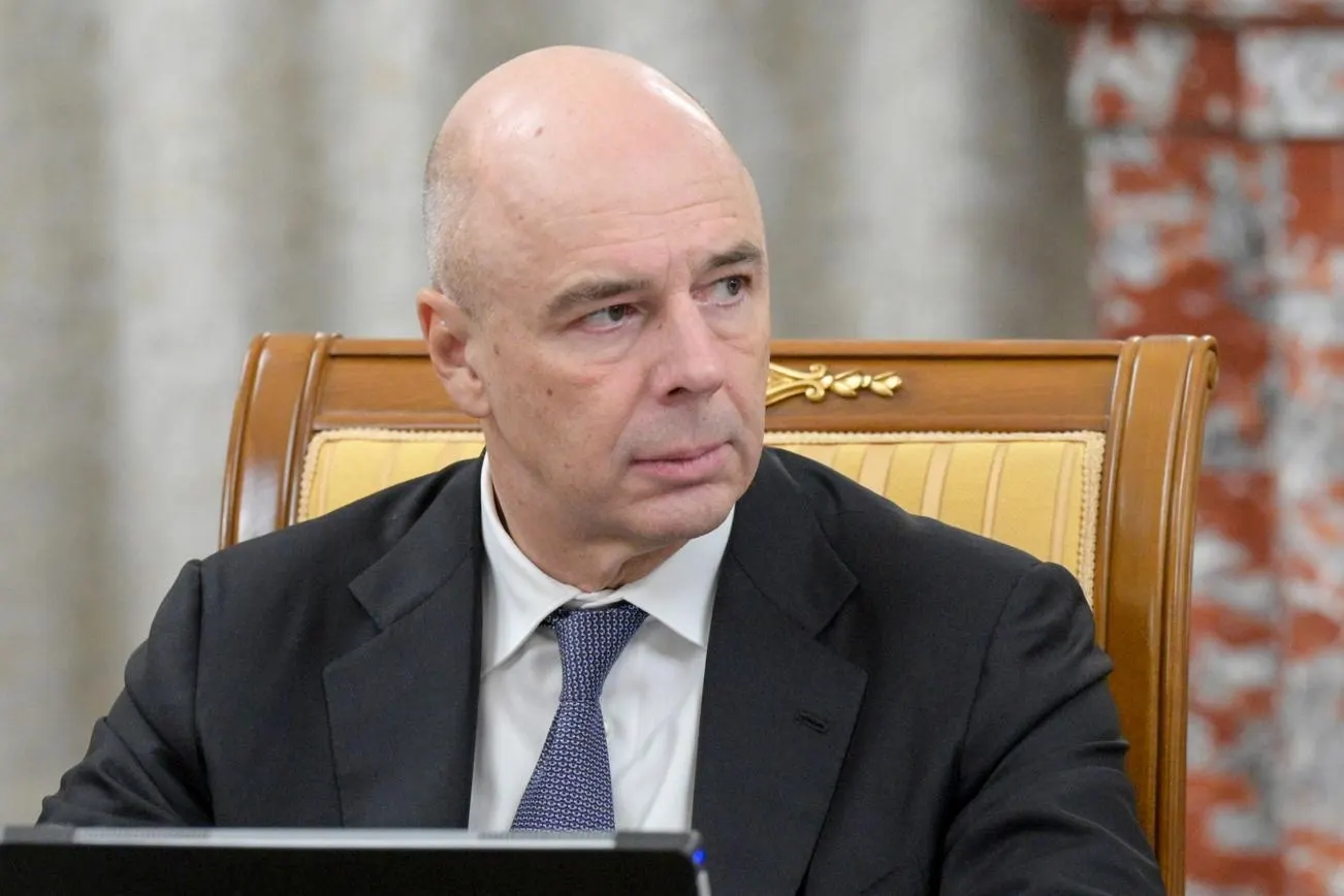 Министр финансов просит приостановить часть бюджетных расходов, чтобы компенсировать рост затрат на боевые действия; возможный перерасход в 2024 году оценивается в 2–4 трлн рублей, дефицит уже значительно увеличился.