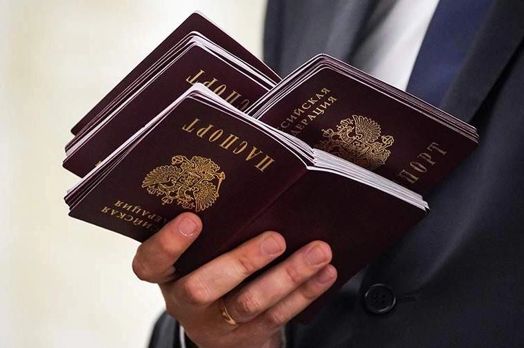 Депутаты от фракции «Единая Россия» готовят поправки: иностранцы с непогашенной судимостью смогут получать РВП, ВНЖ и гражданство, если их осудили в других странах за поддержку политики России и спецоперации.