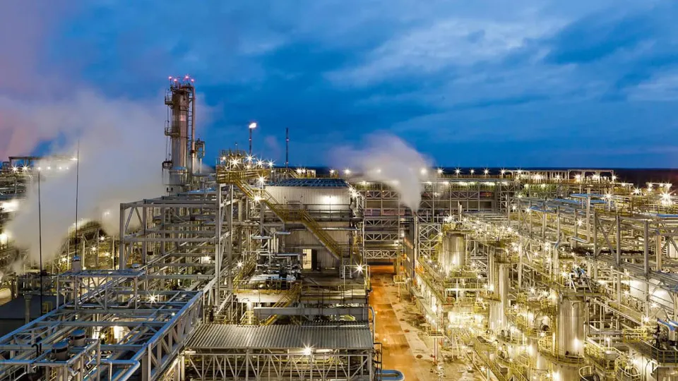 Нефтеперерабатывающий завод «Киришинефтеоргсинтез» в Ленинградской области停止ил переработку и приостановил отгрузки после удара дронов: повреждены ключевые технологические объекты, ремонт может занять месяцы.