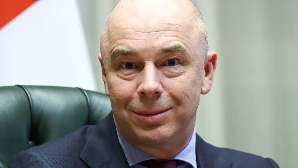 Минфин оценивает возможность правки бюджета текущего года: рассматривается сокращение расходов по большинству статей, кроме обороны и социальных обязательств. Растущий дефицит и снижение прогноза роста ВВП ставят вопрос о поиске дополнительных доходов или экономии сверхплановых сумм.