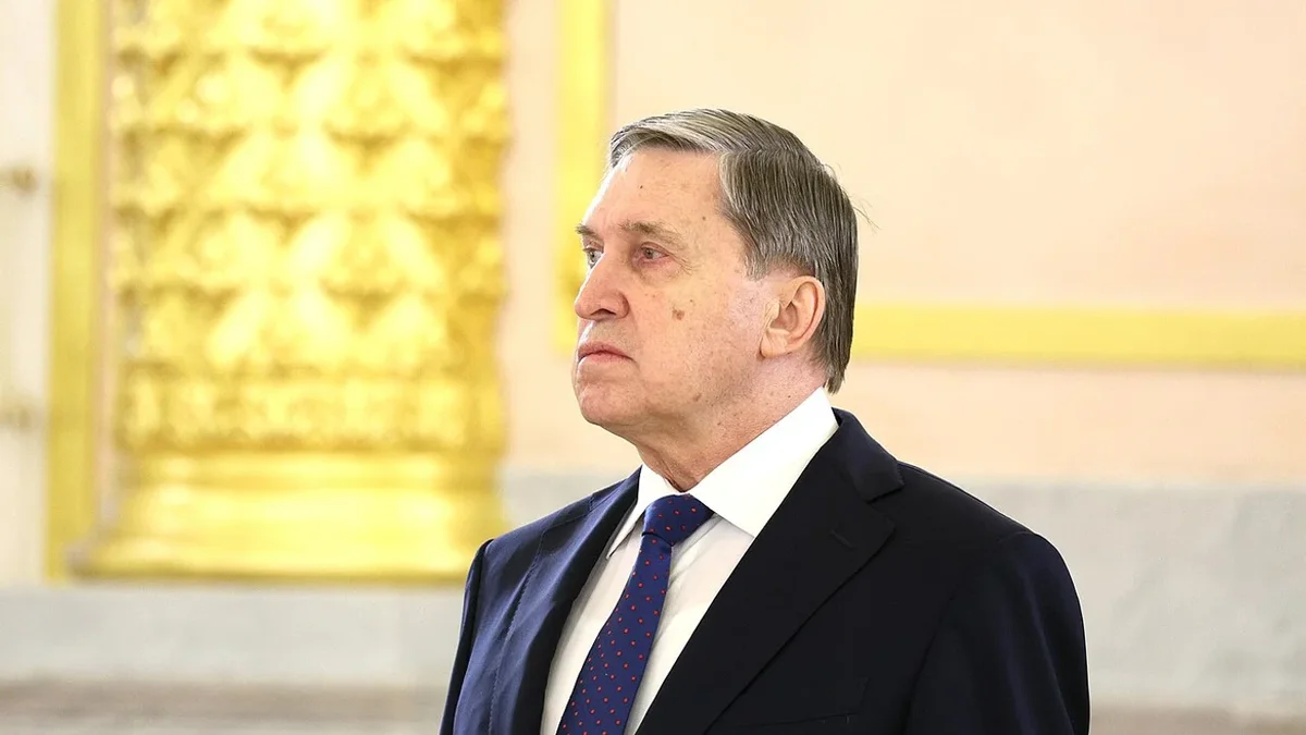 Помощник главы России заявил, что окончательное прекращение боевых действий невозможно без вывода украинских войск из Донбасса. По его словам, без такого шага переговоры останутся безрезультатными; при этом США продолжают попытки посредничества, а президент говорил о готовности встречи с Зеленским при условии договорённого мирного соглашения.