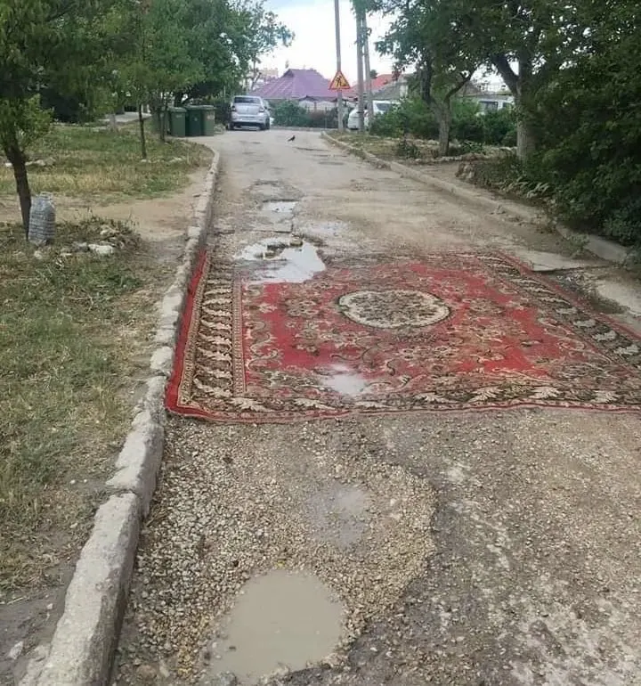 В Госдуму внесён проект закона, который позволил бы жильцам самостоятельно ремонтировать асфальт во дворах и на местных дорогах; в правительстве проект не поддержали, заявив, что работы должны выполнять специалисты.