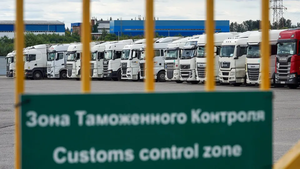 Правительство ввело переходный период для системы подтверждения ожидания товаров (СПОТ) — обеспечительные платежи в размере НДС и акцизов временно не требуются. Упрощённый порядок ввоза из стран ЕАЭС продлён до конца августа.