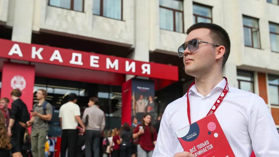 Студентам предлагают год службы с ежемесячной выплатой до 200 тыс. руб., премиями за сбитые беспилотники и соцгарантиями; контракт оформляют с Минобороны, но добровольцы не считаются военнослужащими и не направляются в зону СВО. Набор идёт и в других учебных заведениях по стране.