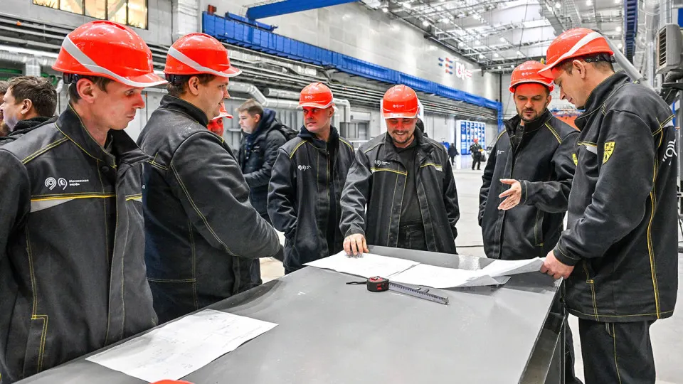 Опрос показал, что 38% трудящихся регулярно перерабатывают; среднее сверхурочное время составляет около 7 часов в неделю. Переработки редко полностью оформляются и часто плохо компенсируются на фоне дефицита кадров и недавнего увеличения годового лимита сверхурочных часов.