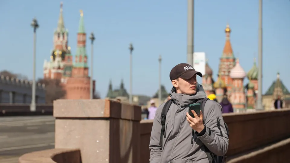 Правительство подготовило проект постановления об информационной системе идентификаторов мобильных устройств: операторы будут вносить IMEI клиентов и блокировать SIM-карты на запрещённых аппаратах, система должна заработать с марта 2027 года.