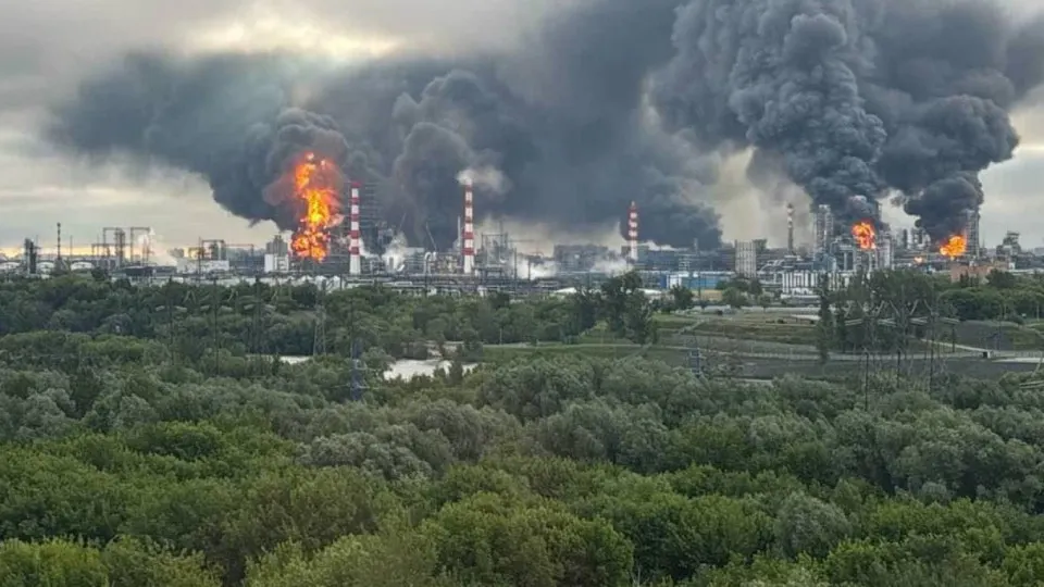 По данным осведомлённых источников, украинские силы при поддержке развединформации из США продолжают удары по нефтеперерабатывающей инфраструктуре и военным целям в глубине России; аналитики предупреждают о серьёзном топливном кризисе.