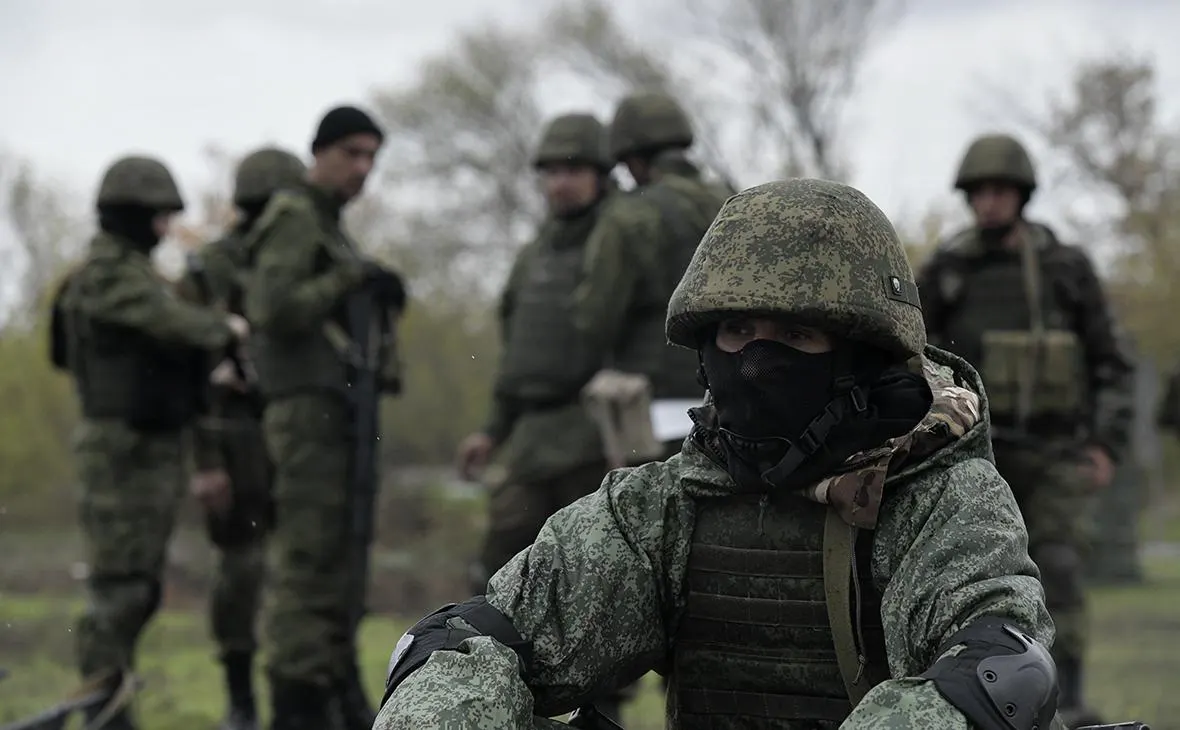 По сведениям от бывших чиновников, военных экспертов и западных разведок, Украина выигрывает за счёт тактики и дронов; без существенного наращивания ресурсов и мобилизации положение России может оказаться критическим.