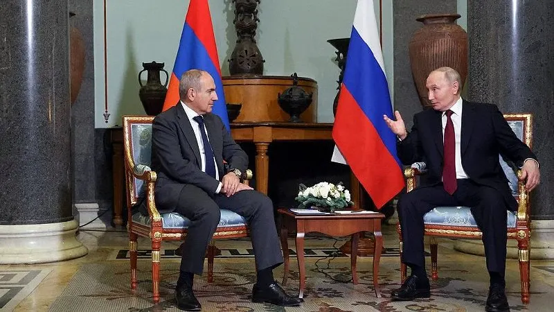 1 июня пресс‑служба Кремля сообщила, что президент России поздравил премьер‑министра Армении с днём рождения и обсудил итоги заседания Высшего евразийского экономического совета в Астане.