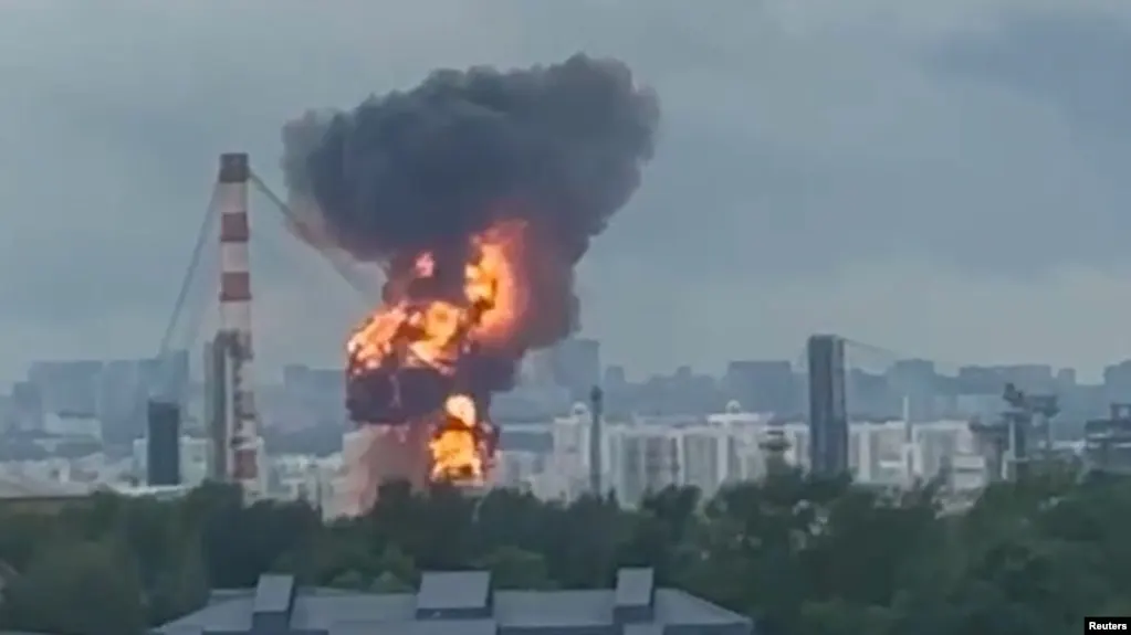 Два мощных удара вывели московский НПЗ из строя: ремонт может занять не менее полугода. Это усугубляет топливный дефицит в ряде регионов и вынуждает власти рассматривать запрет экспорта и наращивание импорта топлива.