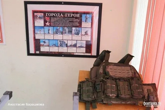 Долю часов начальной военной подготовки повысят с 20% до 50% учебного времени, изменения начнут действовать с 1 сентября 2026 года. В курс войдут занятия по БПЛА и учебные сборы; также введут новый предмет «ДНК‑России» с 83 героями в программе.