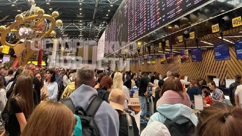 Почти 200 беспилотников направлялись на столицу — аэропорты временно закрыты, отменены сотни авиарейсов. Сведения о пострадавших и ущербе уточняются.