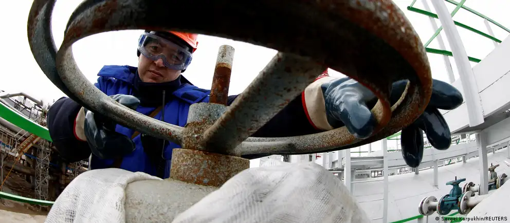 Утром 25 июня беспилотники атаковали уфимский нефтеперерабатывающий кластер — по сообщениям, пострадали установки двух заводов. Власти подтверждают инцидент; по стране фиксируют ограничения на продажу топлива.