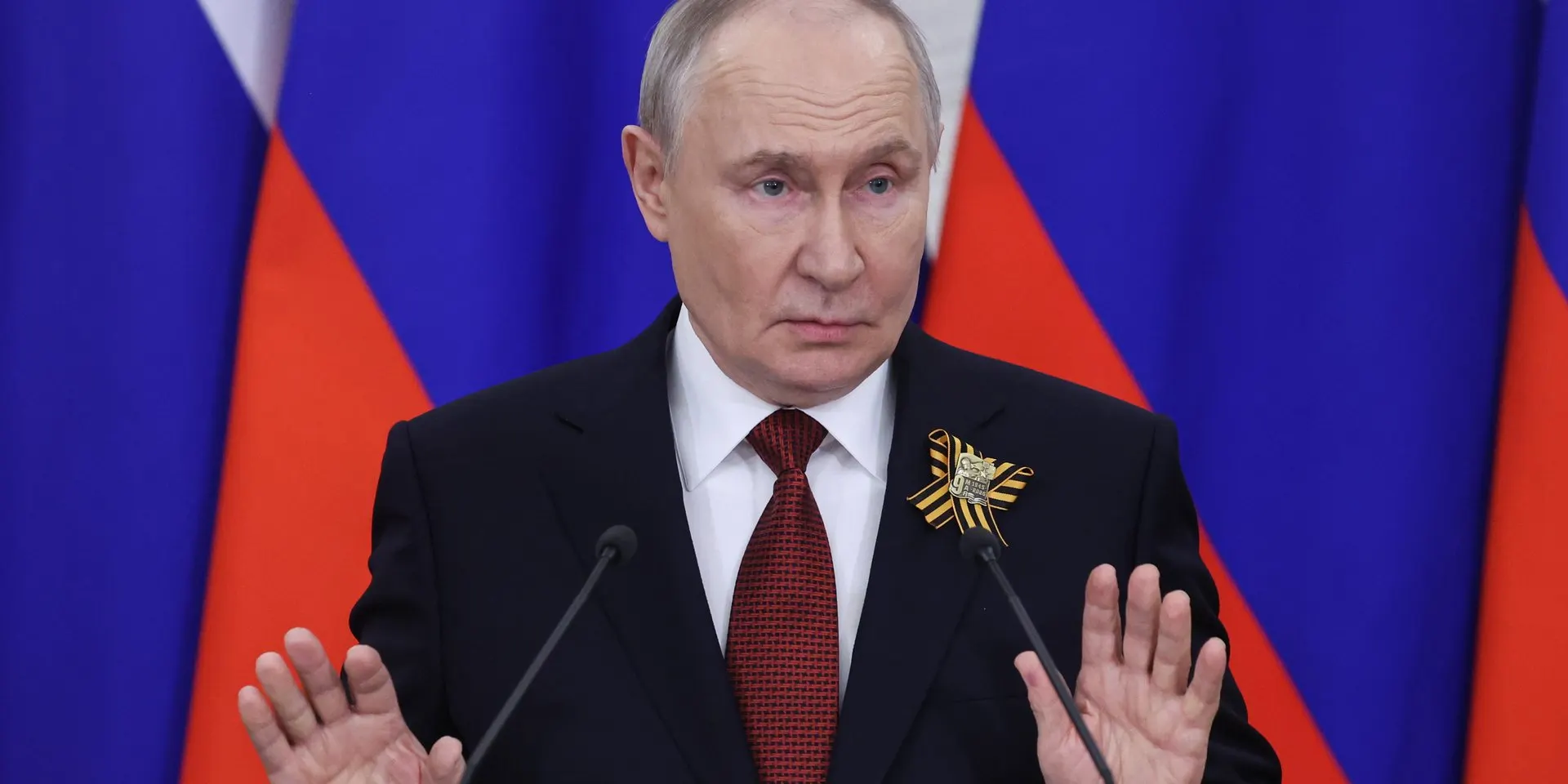 Чиновники Минфина и Центробанка предупредили, что при текущем уровне военных трат дефицит бюджета может резко вырасти; в Кремле поручили искать экономию в гражданской сфере.