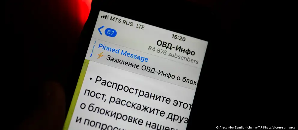 В перечень попали независимый правозащитный проект ОВД‑Инфо, международная организация «Мемориал» с зарубежными отделениями, мемориальный комплекс «Пермь‑36» и другие структуры; численность реестра за последние годы значительно выросла.