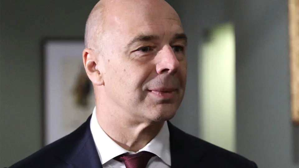 Министр финансов заявил, что компании энергетического и нефтегазового сектора должны самостоятельно обеспечивать защиту объектов от беспилотных атак; государственные средства и целевой фонд не планируются. Между тем удары дронов существенно сократили переработку и подняли оптовые цены на бензин.