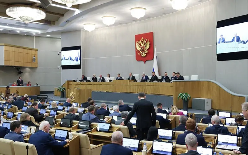 Госдума во втором и третьем чтениях приняла поправки, вводящие штрафы для владельцев сайтов за использование иностранной электронной почты при авторизации; названы размеры санкций и ход голосования.