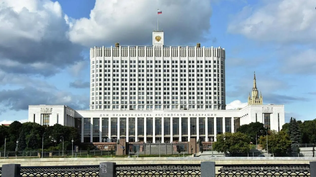 В Госдуму внесён проект о полной или частичной компенсации утильсбора для семей с тремя и более детьми. Власти критически оценивают инициативу из‑за дополнительных расходов и отсутствия источников финансирования.