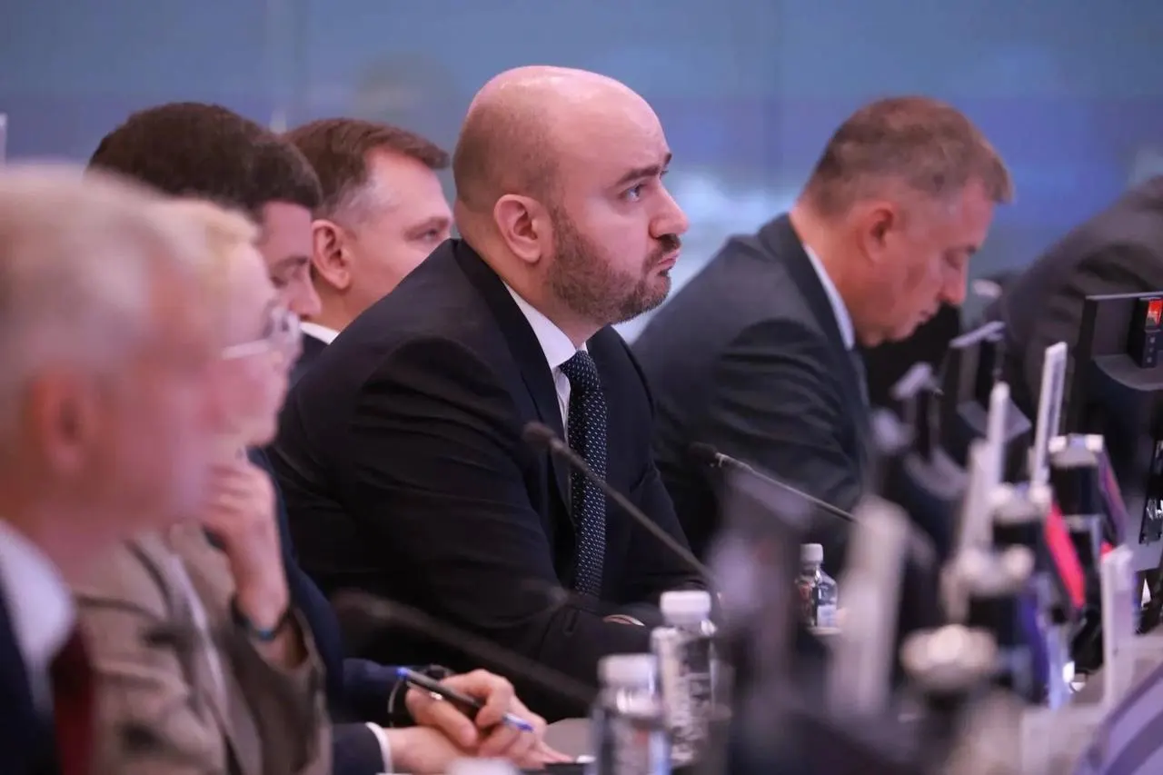 Во время рабочей поездки в Москву глава региона принял участие в совещании по поставкам бензина и дизеля: обсуждали цены, логистику и координацию между федеральным центром, регионами и поставщиками.